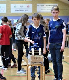 Elever fra Knudsøskolen i Ry tester en af årets opgaver til Naturfagsmaraton.