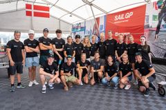 De danske SailGP atleter CP Lübeck og Anne-Marie Rindom sammen med en gruppe unge på INSPIRE-tour. Foto: Bob Martin for SailGP.