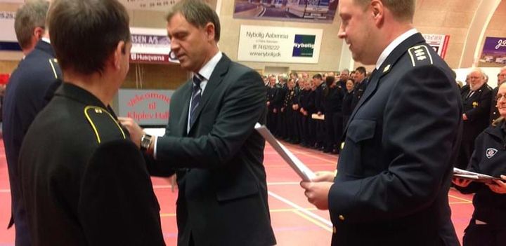 Borgmester Thomas Andresen og beredskabschef Jarl V. Hansen uddeler anciennitetstegn ved nytårsparolen 2014.