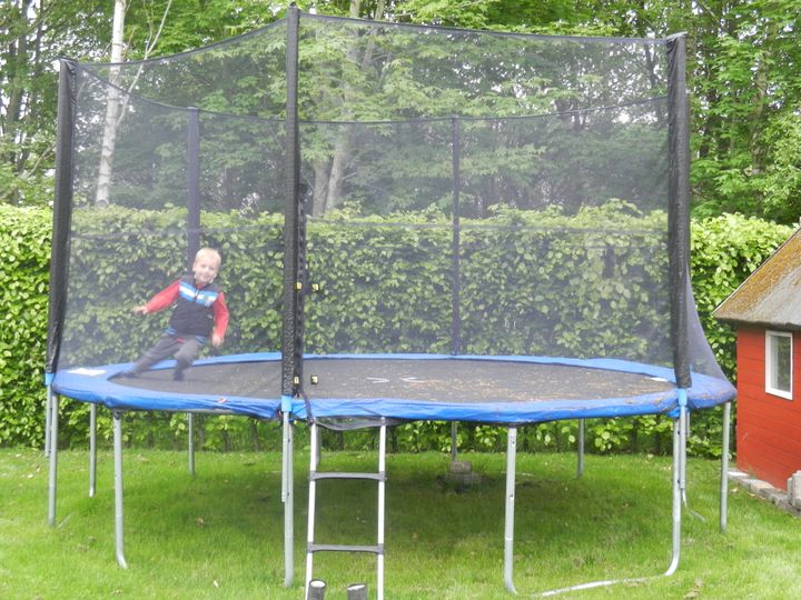 Husk sikkerheden, når børn leger på trampolinen. (Foto fra konkurrencen Sommerens Trampolinbarn 2013)