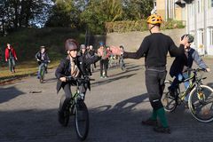 Med high fives kan man øve sig i at cykle med kun en hånd på styret. Dansk Skolecykling styrede løjerne. (Foto: GF Fonden)