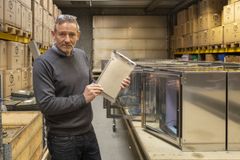 Claus Andersen Rustfri Stål råder selv over både konstruktions- og produktionsmæssige kompetencer, der indgår i fremstillingen af virksomhedens udendørs skabe til hjertestartere. Her viser indehaver Claus Andersen skabets bundplade, hvor styringselektronik og varmelegeme til opretholdelse af korrekt opbevaringstemperatur er monteret.