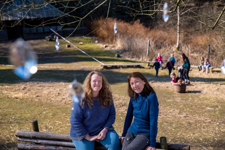Pædagogerne Annette Grunnet (t.v.) og Lillian Erud modtager Novo Nordisk Fondens Naturtematiske Pædagogpris 2022 for deres arbejdet med at sammensmelte verdensmål, bæredygtighed og science i børnehøjde.