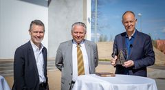 Søren Heisel, formand for SkillsDenmark og Michael Boas Pedersen, næstformand for SkillsDenmark overrækker værtsby-stafetten til borgmester i Kalundborg Kommune, Martin Damm (V).