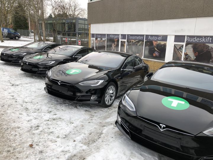 De nye Teslaer indgår i selskabets voksende grønne flåde