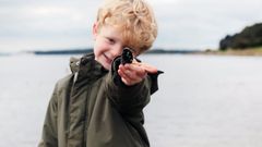 Lige siden stenalderen har fjordens folk nydt godt af dyrelivet under vandet, og i efterårsferien kan børnefamilier komme tæt på de dyr, som museumsinspektøren har fanget samme morgen. Foto: T. Sejthen /ROMU.