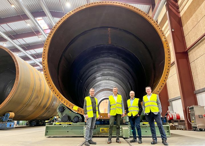 NIRAS has set a target of becoming Scandinavia’s leading consultant on renewable energy. Here a delegation from NIRAS visits the steel manufacturer Welcon that supplies materials for the wind energy industry.