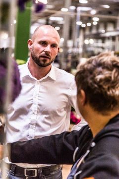 – Vi forventer, at de små og mellemstore fødevarevirksomheder kommer til at vækste mellem fire og syv procent i kølvandet på de sænkede broafgifter, og det er en rigtig god nyhed for vores medlemmer. Vi så dog gerne, at afgiften blev sat endnu længere ned eller helt forsvandt over en årrække, forklarer Mads Hansen. Foto: Mikkel Bækgaard.