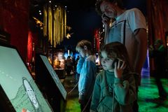 Oplev Moesgaards særudstilling 'Ud af kaos' i børnehøjde med animerede figurer og en kæmpe 'kejsermønt'. Foto: Moesgaard Museum