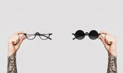 Optikerkæden CrossEyes melder om en ren eksplosion i salget af briller med farveskiftende glas. For få år siden udgjorde farveskiftende briller under en procent af det samlede brillesalg. I dag bliver næsten hver tiende brille solgt med de avancerede glas. Foto: PR.