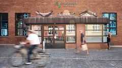 Sparekassen Sjælland-Fyn-koncernen driver i alt 43 filialer på Sjælland og Fyn. 11 filialer ligger - som her i Skælskør - i mindre bysamfund, hvor sparekassen er det eneste tilbageværende pengeinstitut.