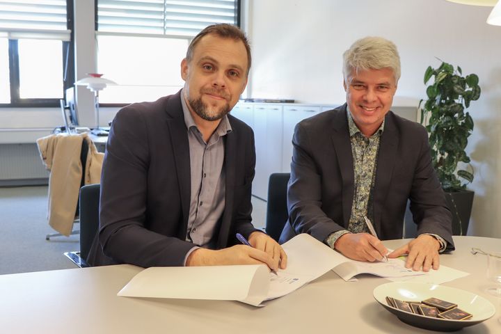 Borgmester Steffen Jensen og direktør i Bovieran Lars Jacobsen underskriver købsaftalen. Jacobsen