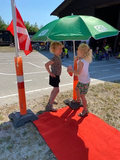 OFFICIEL INDVIELSE: Den røde løber og Dannebrog var klar til den officielle indvielse af cykelbanen, som var et længe ventet højdepunkt for børnene og deres forældre. (Foto: Pernille Andersen)