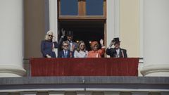 Den norske kongefamilie vinker fra balkonen (stills fra filmen)