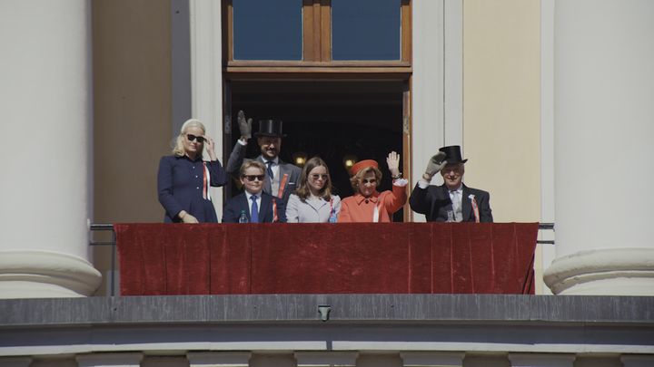 Den norske kongefamilie vinker fra balkonen (stills fra filmen)