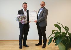 Adm. direktør Henrik Dahl Jeppesen får overrakt DEAS' ISO-certifikat af Kåre Appel Weng fra certificeringsvirksomheden DNV GL Business Assurance Denmark.