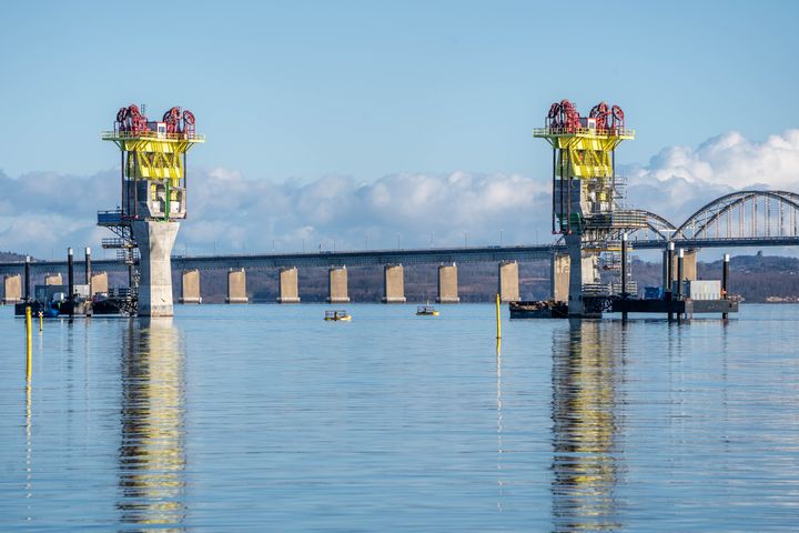 De er disse to bropiller nær Falsters kyst, som brodrageren bliver hejst op på. Foto: Vejdirektoratet.
