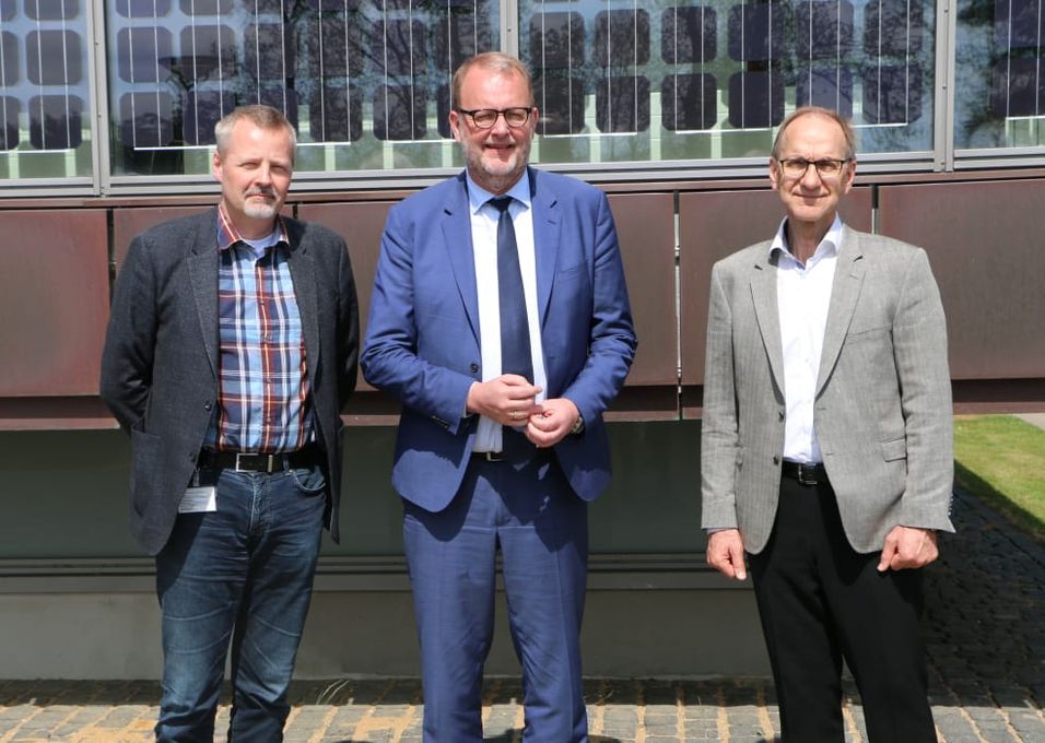 Adm. direktør Martin Romvig fra Eniig, Energi-, forsynings- og klimaminister Lars Christian Lilleholt og formand for Dansk Solcelleforening Flemming Kristensen
