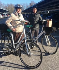 Susanne og Caroline – to af de heldige borgere, som låner en elcykel i fire 4 uger og hver dag vil cykle til og fra arbejde. En strækning på hhv. 14 og 5 km.