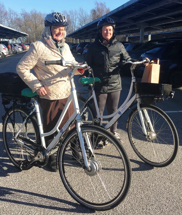 Susanne og Caroline – to af de heldige borgere, som låner en elcykel i fire 4 uger og hver dag vil cykle til og fra arbejde. En strækning på hhv. 14 og 5 km.
