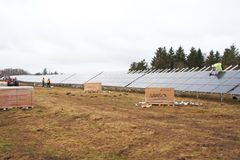 Solcelleparkerne på Karup og Skrydstrup er netop nu under opførelse