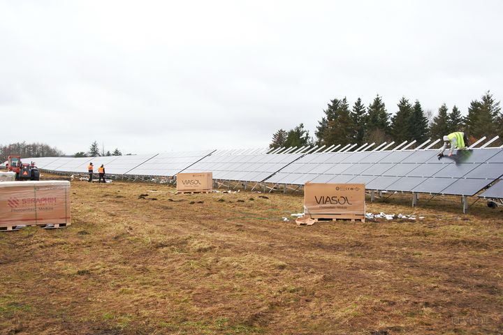 Solcelleparkerne på Karup og Skrydstrup er netop nu under opførelse