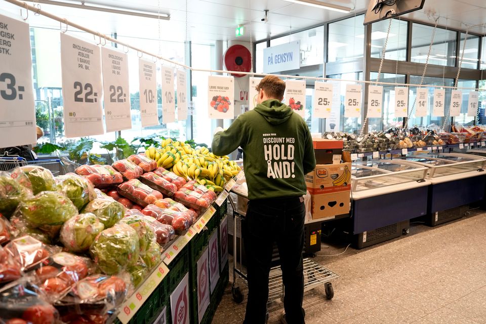 Medarbejder fylder op 02 - NEUTRAL.jpg