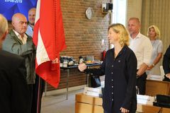Regionrådsformand Sophie Hæstorp Andersen fik æren af at slå det andet søm i fanen.