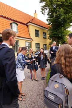 Lektor Ingrid Sinding gennemgår klasselisten for at se om alle elever er dukket op. Foto: Herlufsholm Skole
