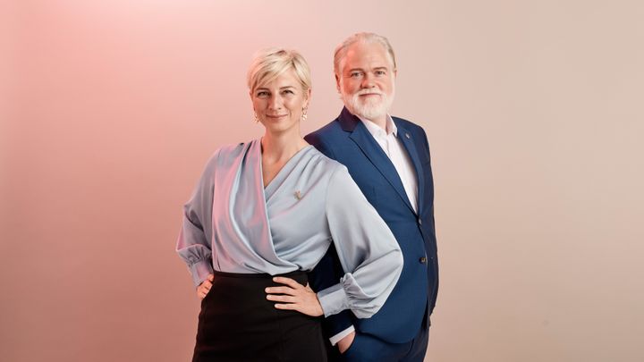 Esben Dalgaard og Louise Wolff er værter for Knæk Cancer Live i uge 43. Hele ugen samles der ind til forskning, patientstøtte og forebyggelse af kræft.  Foto: Morten Bengtsson/ TV 2
