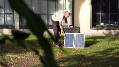 Opsætning af solpaneler til opladning af batterier på den grønne filmproduktion