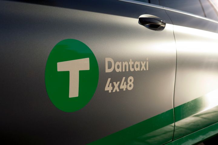 Aftalen med Dantaxi betyder ikke, at kunderne skal vænne sig til et nyt telefonnummer eller nye chauffører, men kunderne i Hedensted får en ny måde at bestille taxien på.
