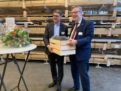 Peter Bruun (tv),   adm. direktør for FoodService Danmark, sammen med Ishøjs borgmester, Ole Bjørstorp (th).