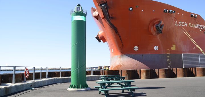 -Foto: Skagen Havn - de grønne bænke er lavet af genanvendt trawl.