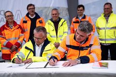 Vejdirektoratets direktør, Jens Holmboe (tv), og Die Autobahn GmbH Des Bundes’ direktør, Stephan Krenz (th), underskriver den nye samarbejdsaftale. Foto: Vejdirektoratet