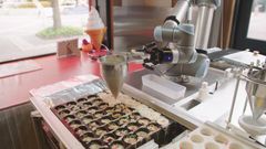 Universal Robot steger takoyaki i nöjesparken Huis Ten Bosch.