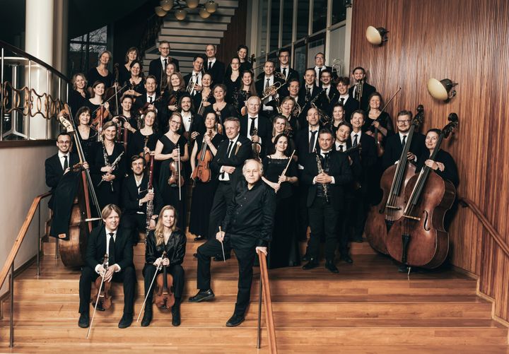 Danmarks Underholdningsorkester er landets første, større musikerejede orkester. Her ses Danmarks Underholdningsorkester sammen med chefdirigent Adam Fischer
