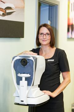 Lise Lønstrup sendte Linda Jørgensen videre til øjenlægen, da hun fandt symptomer på en en øjenlidelse, der skulle behandles med det samme.