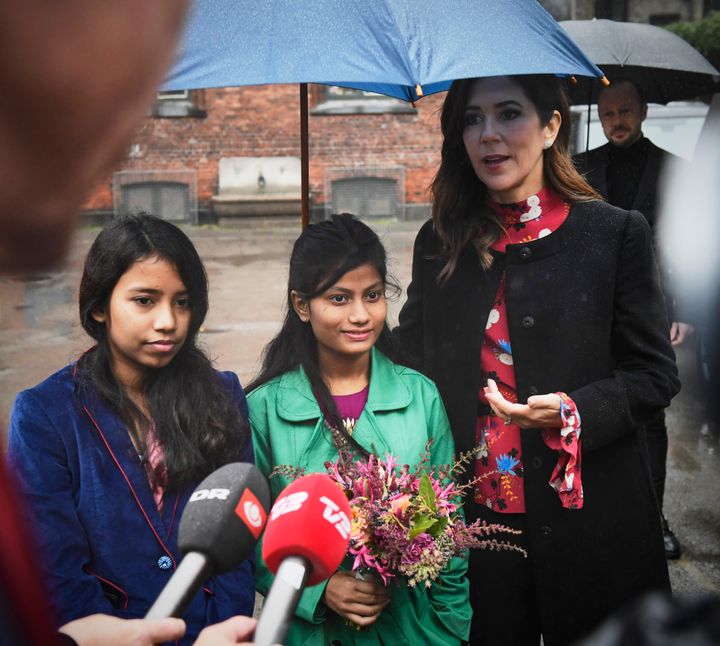 Kronprinsessen og Farzana talte til medierne foran Gasværksvejens Skole. Foto: PlanBørnefonden/Niels Busch