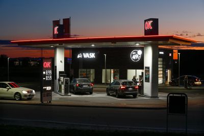 I dag har OK mange forretningsområder, blandt andet el, varmepumper og naturgas. Mest kendt er OK for sine mere end 670 tankstationer, hvoraf flere og flere tilbyder alternative drivmidler som brint og e-mobilitet. Fx som denne, tankstationen ved motorvejen i Årslev, vest for Aarhus. Foto: Ole Hartmann Schmidt