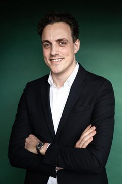 – Det er helt hul i hovedet, at den teknologi, vi bruger hver dag, og som bliver produceret af sjældne og begrænsede ressourcer, samtidig også bliver gjort kunstigt dyrere at reparere og holde i live. En fingeraftrykssensor eller en glasskærm behøver ikke koste alverden i reservedele, men når producenterne fastholder særlige aktiverings- og godkendelsesprocedurer af hardwaren, så bliver det monopolistisk og dyrt for samfundet, siger Jakob Højland, administrerende direktør hos GreenMind. Foto: PR.