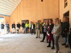 Fra højre: chef for dagtilbud og sundhed i Gladsaxe Kommune Margit Gleerup står sammen med borgmester Trine Græse ved rejsegildet på Egedammen.