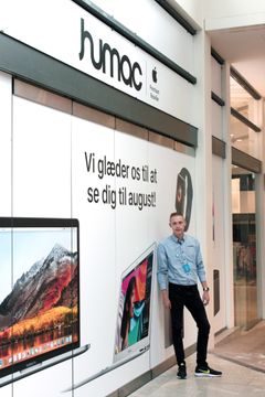 Appleforhandler Humac åbner ny butik i shoppingcenteret RO’s Torv i Roskilde 29. august. Her ses souschef Danni Alexander Jensen foran den nye butik. Foto: PR.