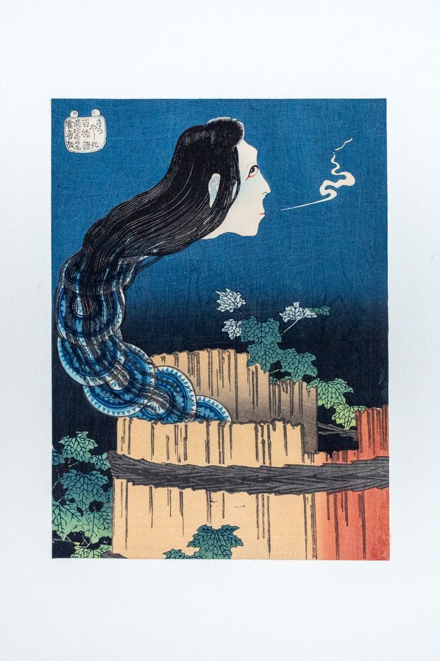  Katsushika Hokusai, Palæet med tallerkenerne (Sara yashiki) fra serien 100 spøgelsesfortællinger (Hyaku monogatari) (Original ca. 1830, dette nytryk dateres til ca. 1875). Foto: Designmuseum Danmark