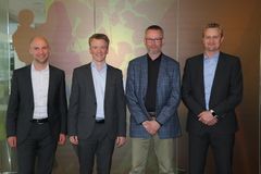Fra venstre: Jesper Bach Schriver, chefkonsulent i Eniig Fiber, Søren Lindgaard, direktør for Eniig Fiber, Torben Poulsen, koncerndirektør i SE og Kristian Freiesleben, chef for SE Wholesale