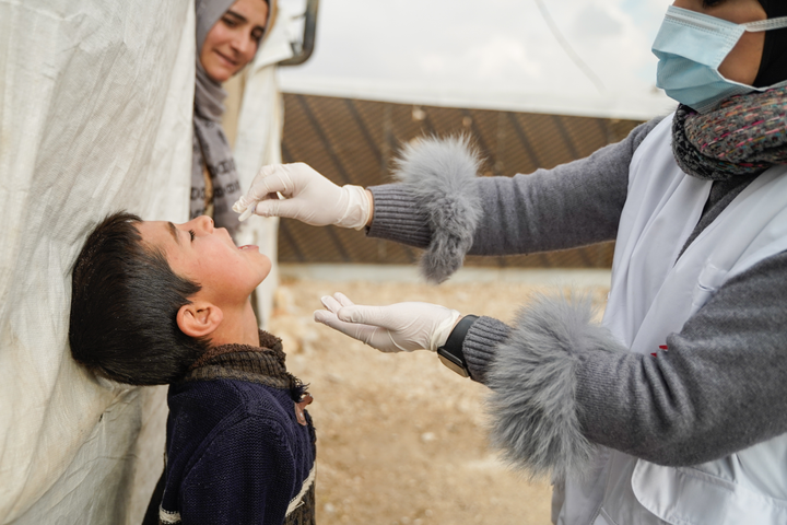 Dreng får koleravaccine i Libanon. Foto: MSF