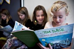 2. klasse fra Hvilebjergskolen i Asnæs har kastet sig over bogen om ”Tom Dåse og hans gen-anvenner,” og bruger aktiviteterne der. Fotograf: Jesper Ludvigsen