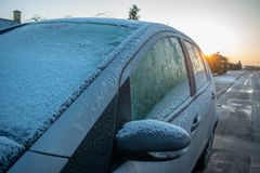 Skruer du for hurtigt op for varmen i de kolde morgener, kan det ende med at koste dig bilens forrude. Foto: PR.