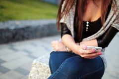 Med sms-ordningen kan de unge piger sende en sms, når de har brug for at tale med Girltalk.dk. Indtil videre har der været 1500 samtaler i ordningen. Foto: PR.