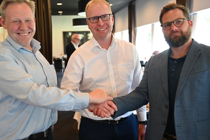 Jan Kvistborg (tv.) chef for bæredygtighed i AKKC og adm. direktør Nicolaj Holm (th.) fra AKKC gav formand for NBE, Kim Nørgaard Nielsen hånden på et godt samarbejde.